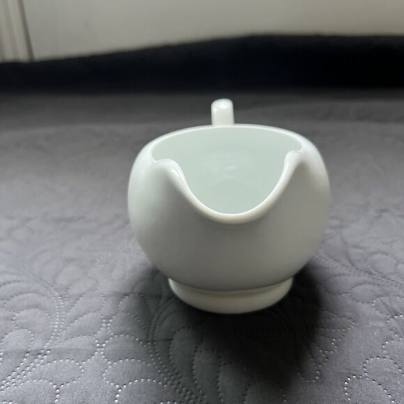VTG Unbranded White Porcelain Gravy Boat Serverware Holiday Dinner Home Kitchen - Picture 2 of 6
